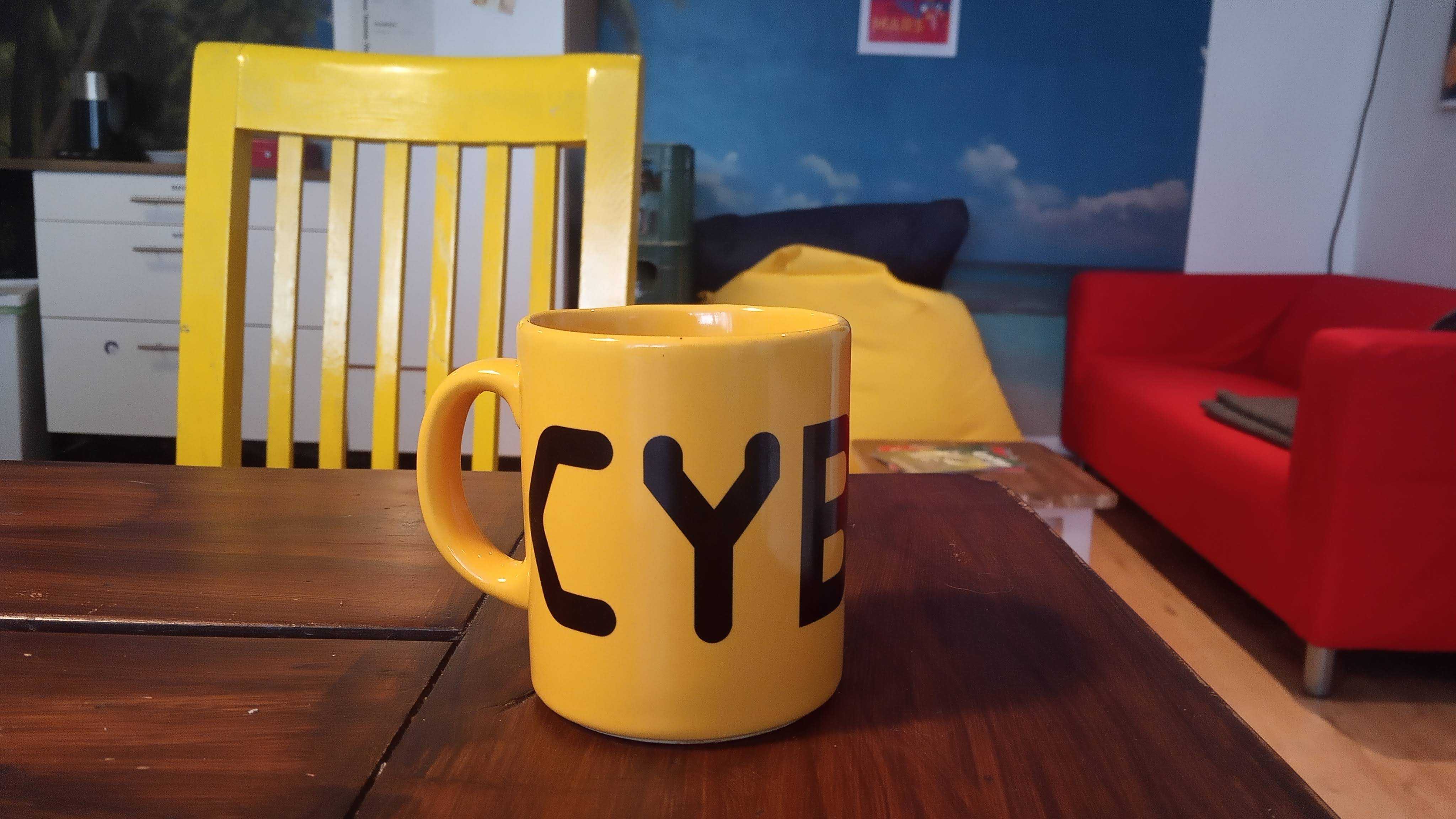 Laptop und Cappuchino mit Schaumherz von oben